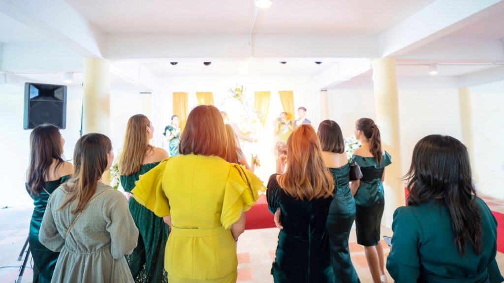 4. 心動氣球接力賽：

心動氣球接力賽是一款充滿活力與創意的戶外婚禮遊戲，在這個遊戲中，賓客們分成數組，每組從一堆五彩繽紛的氣球中選出一個，並用身體的各個部位（除了手）夾住氣球，將其安全帶回自己的隊伍。每個氣球內藏有一個小挑戰或趣味問題，如表演一段舞蹈、唱一首情歌，或分享一段關於愛情的感人故事。

戶外婚禮規劃指南3大重點：場地挑選、費用預算、流程規劃懶人包！ (19)